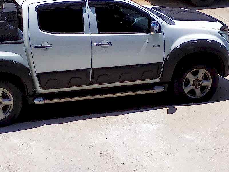 İsuzu Dmax Yan Kapı Kabartmaları